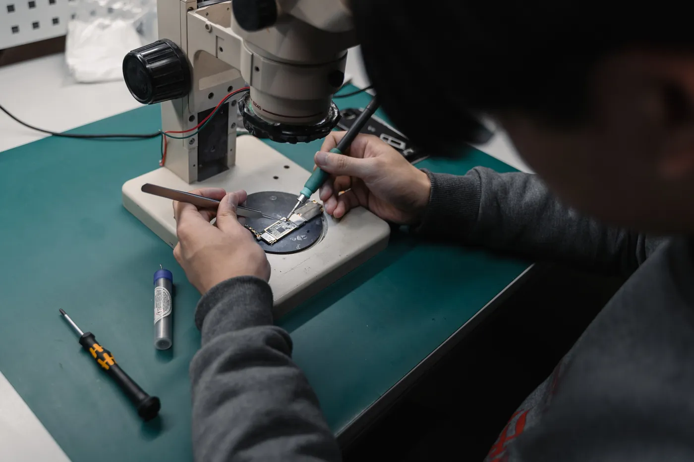 Mikrolötarbeit unter dem Stereomikroskop